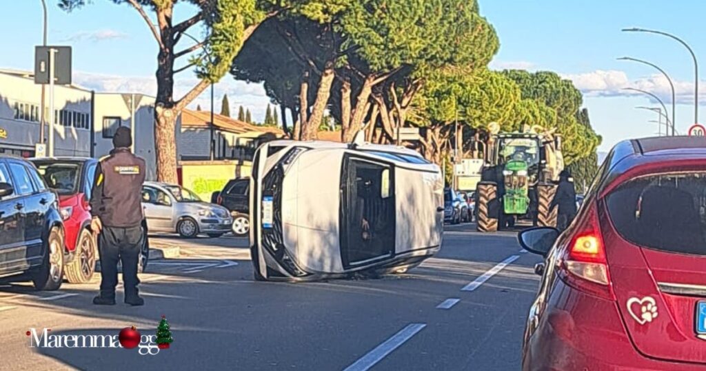 L'auto ribaltata sulla Scansanese