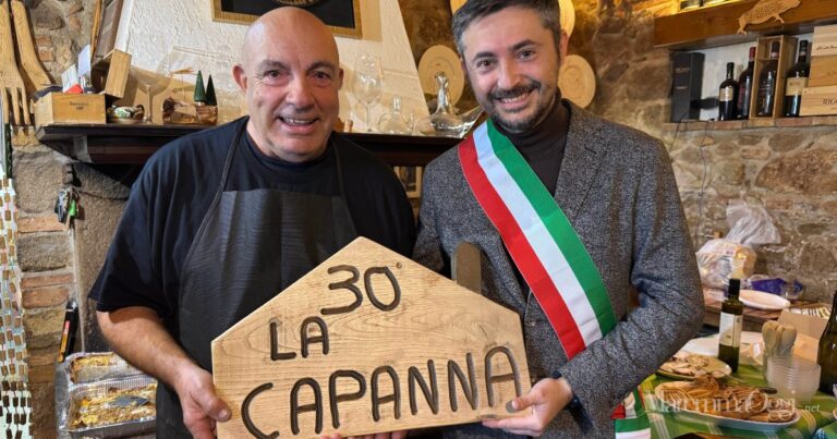 Gianmarco Gamba festeggia i 30 anni della Capanna di Scalvaia con il sindaco di Monticiano, Alessio Serragli