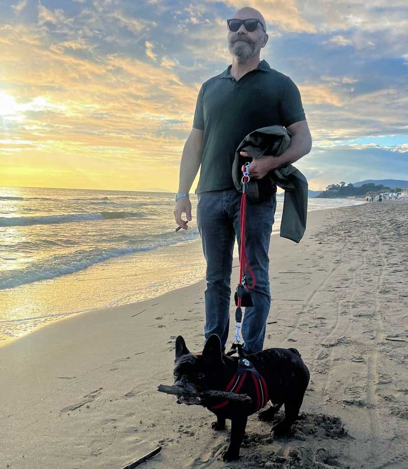 Dionisio Nucci sulla spiaggia di Castiglione con il suo sigaro e il cane