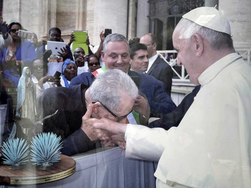 Don Franco Cencioni con papa Francesco in San Pietro a Roma