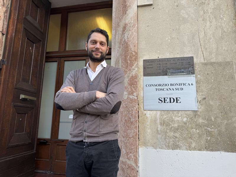 Federico Vanni davanti alla sede del Consorzio di Bonifica, in via Ximenes a Grosseto