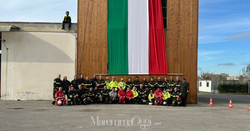 Il personale dei vigili del fuoco e di soccorso della Croce Rossa presente alla cerimonia