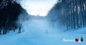 Cannoni al lavoro dopo la nevicata di stanotte sul Monte Amiata