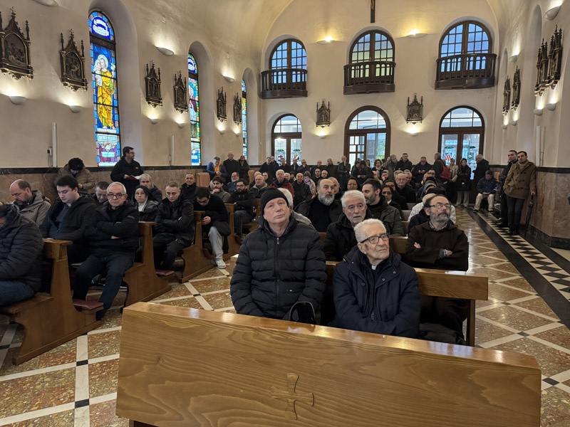 La cappella del Seminario gremita per l'annuncio del nuovo vescovo. In prima fila don Franco Cencioni