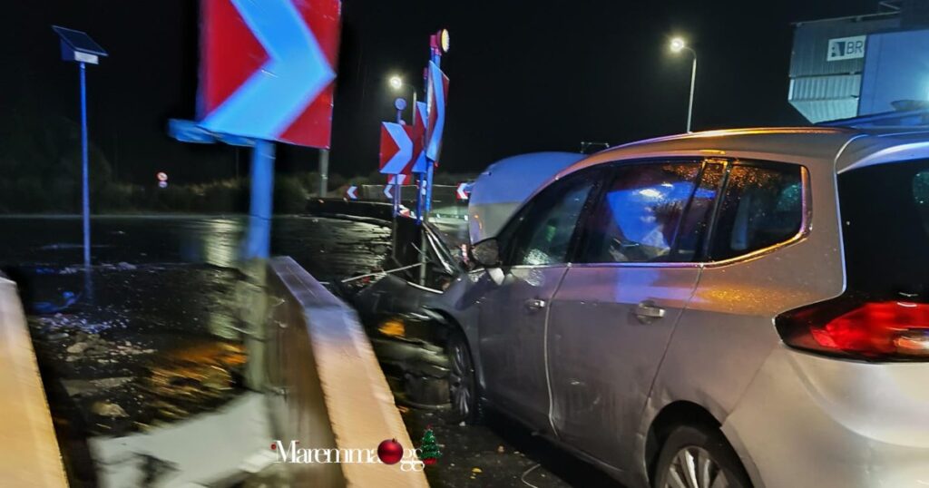 L'auto contro il guard-rail sulla Grosseto-Siena, all'altezza della galleria di Pari