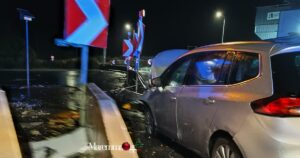 L'auto contro il guard-rail sulla Grosseto-Siena, all'altezza della galleria di Pari