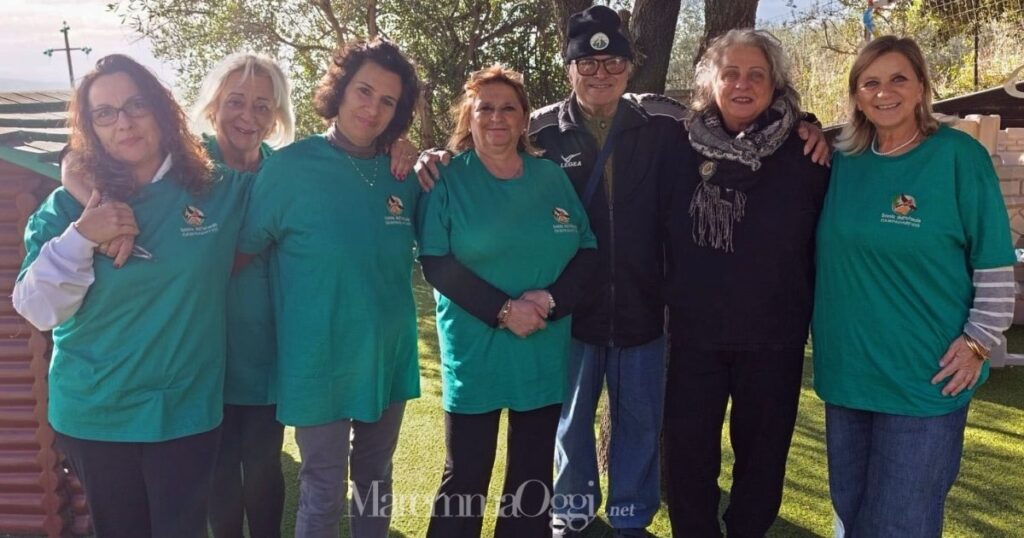 Le maestre della scuola dell'infanzia di Campagnatico con le magliette regalate dall'Asd Nuova Arcille e al Comitato dei Festeggiamenti di Arcille