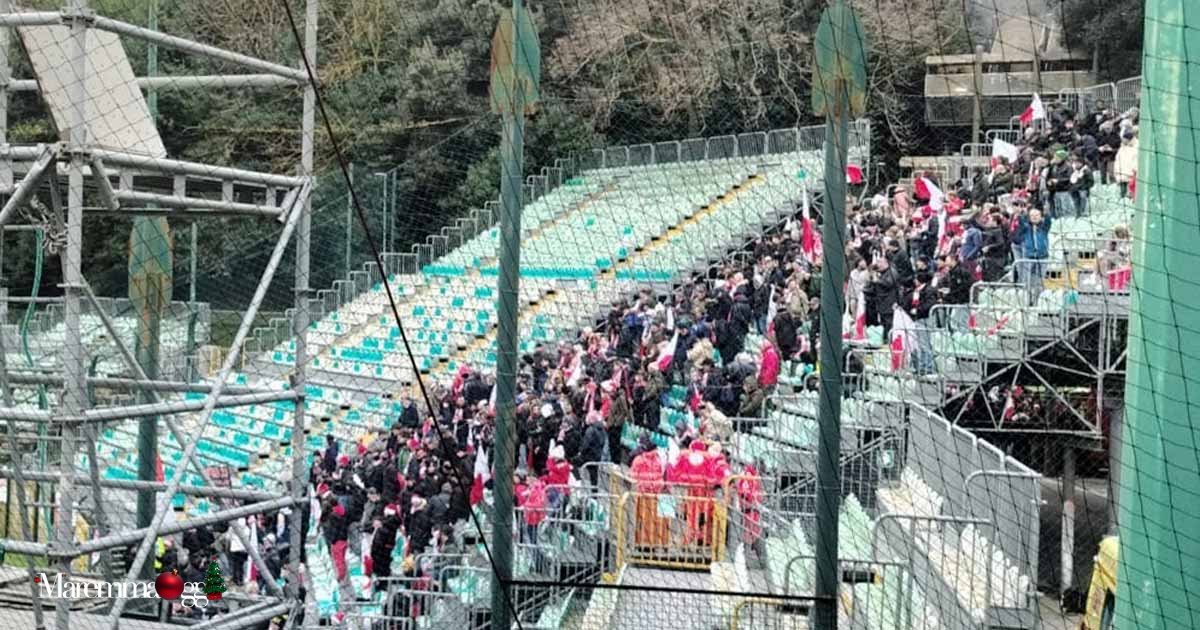 Un'altra immagine della curva biancorossa al Franchi