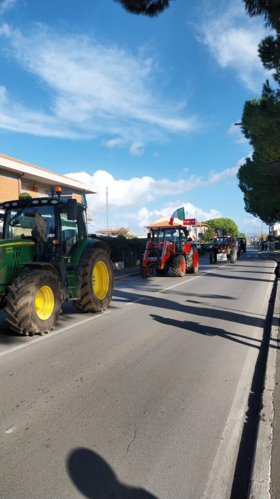 La colonna di trattori entra in città