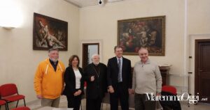 La presentazione del progetto nella sede della Diocesi. Da sinistra Alberto Delporto (Caritas), l'assessore al Sociale Maria Chiara Vazzano,il vescovo Giovani Roncari, Claudio Tedeschi, ad Dismeco srl, don Enzo Capitani (Caritas)