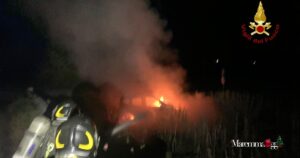 La macchina a metano incendiata e i vigili del fuoco