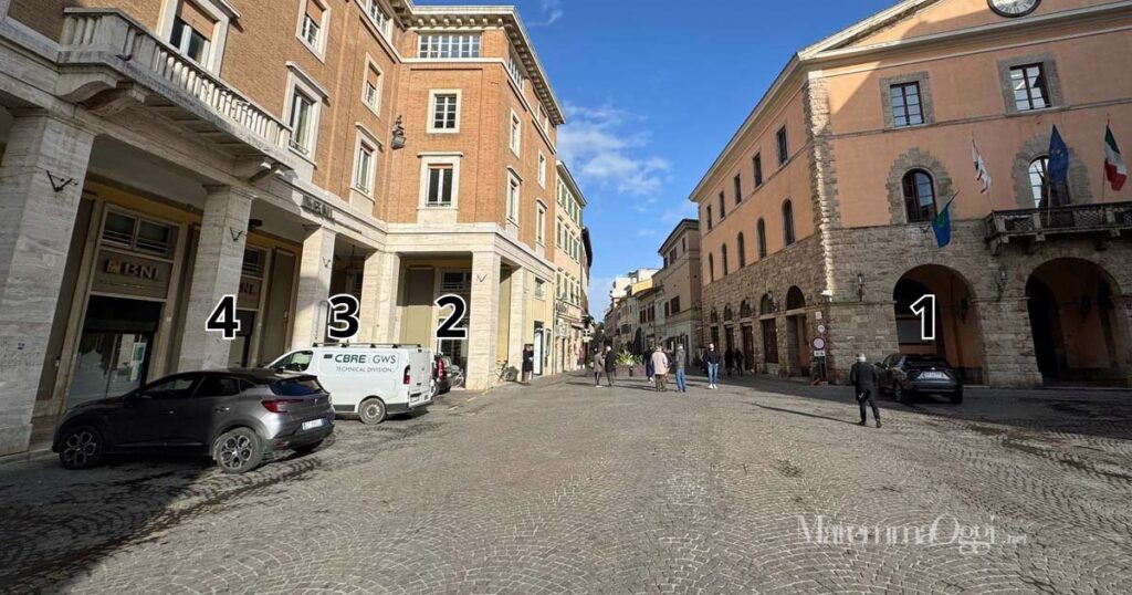 Le 4 auto parcheggiate in piazza Duomo alle 10 del mattino di martedì 28 gennaio