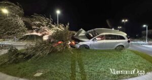 L'auto finita sulla rotatoria in via Alberto Sordi