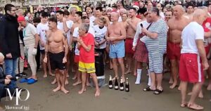 I tuffatori sulla spiaggia prima del bagno con il sindaco Buoncristiani