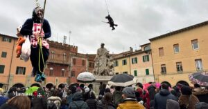 La Befana dei vigili del fuoco, Aldo Cittadino, vola su piazza Dante