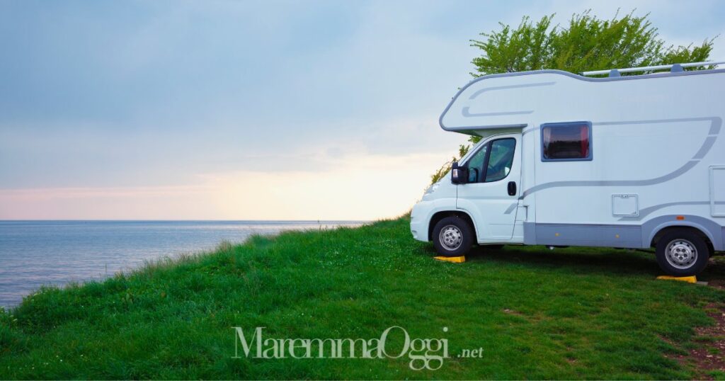 Un camper sul mare (foto d'archivio)