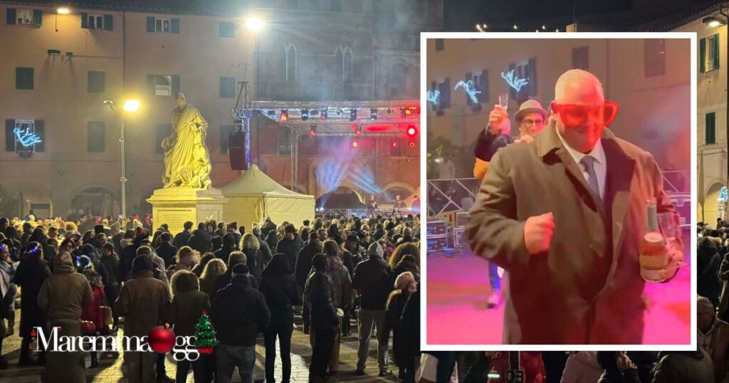 La piazza Dante gremita di gente e il sindaco Antonfrancesco Vivarelli Colonna