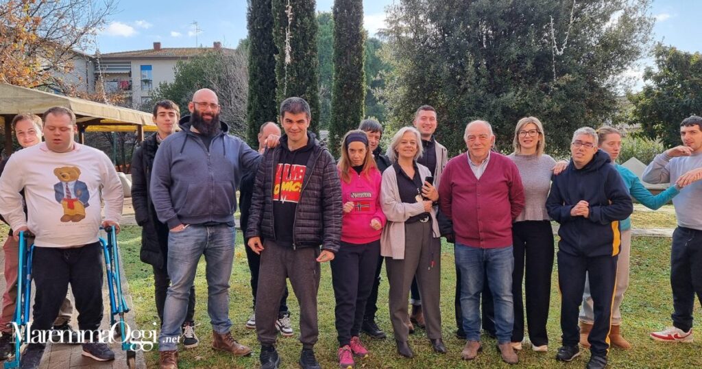 Il presidente, la vicepresidente e i ragazzi della Fondazione Il Sole con Tiziana Tenuzzo e Alessio Degli Innocenti di Conad nel giardino di viale Uranio