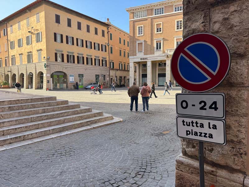 Il divieto di sosta 0-24 in piazza Duomo 