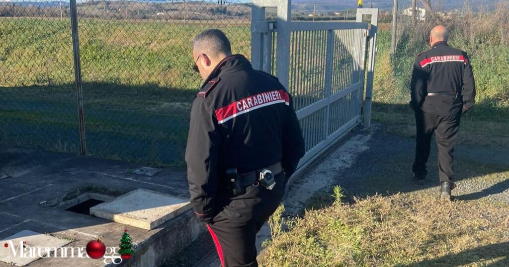 I carabinieri di Ribolla di fronte l'ingresso dell'impianto fotovoltaico della Valle Bruna