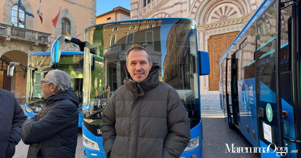 Jean Luc Laugaa davanti a uno dei nuovi autobus di at