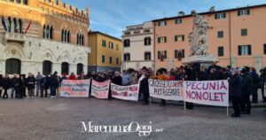 In 200 alla manifestazione contro i cattivi odori in piazza Dante