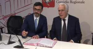 Marco Torre firma l'incarico di direttore generale della Asl Sud Est con il governatore Eugenio Giani