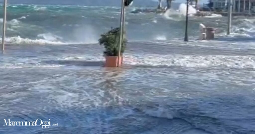 La mareggiata che ha invaso il piazzale a Porto Santo Stefano (foto Simone Alocci)