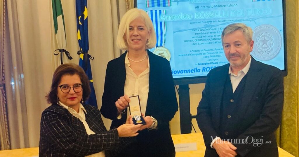 La prefetta Berardino consegna la medaglia d'Onore alla figlia di Amedeo Rosselli Del Turco