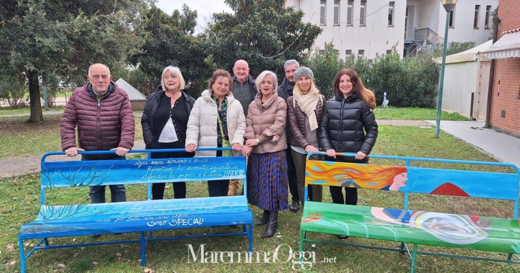 Le panchine donate alla Fondazione il Sole