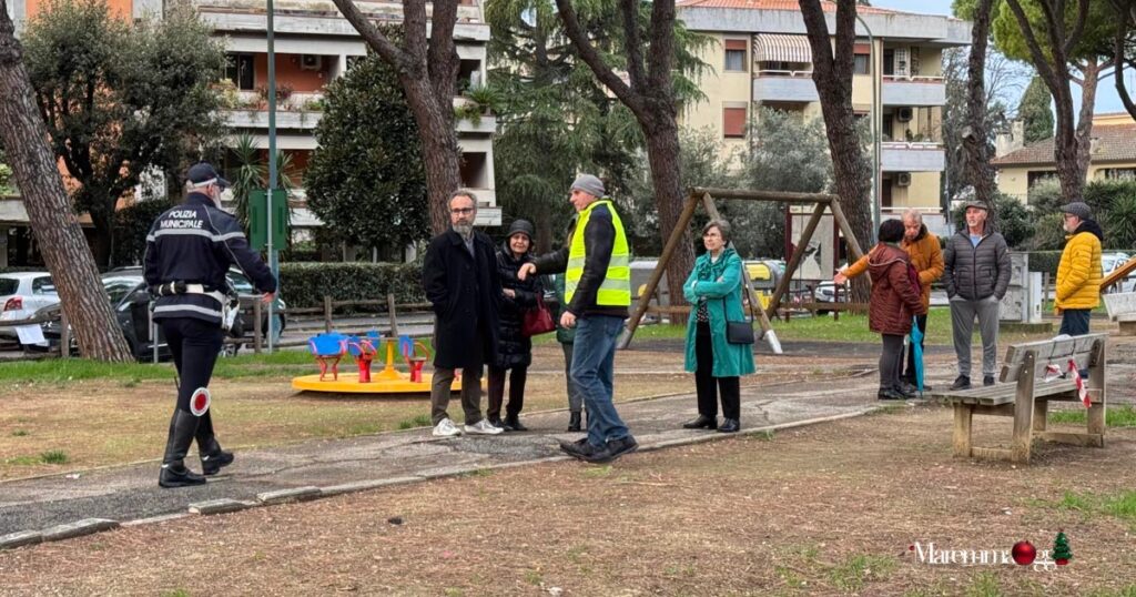 Gli agenti della polizia municipale e gli ambientalisti nel parco fra via Platino e via Argento