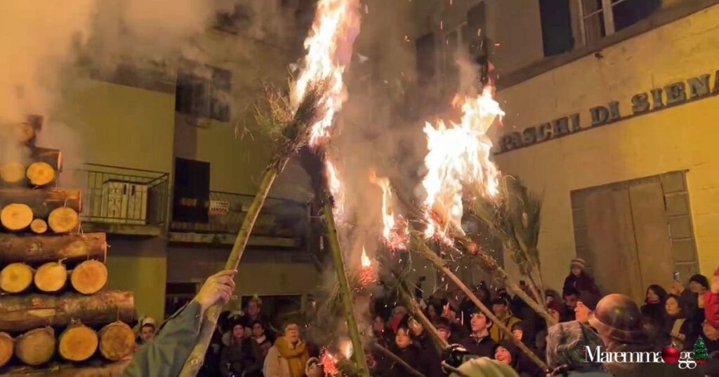 Le fiaccole vengono accese dalla maestosa pira di piazza Garibaldi