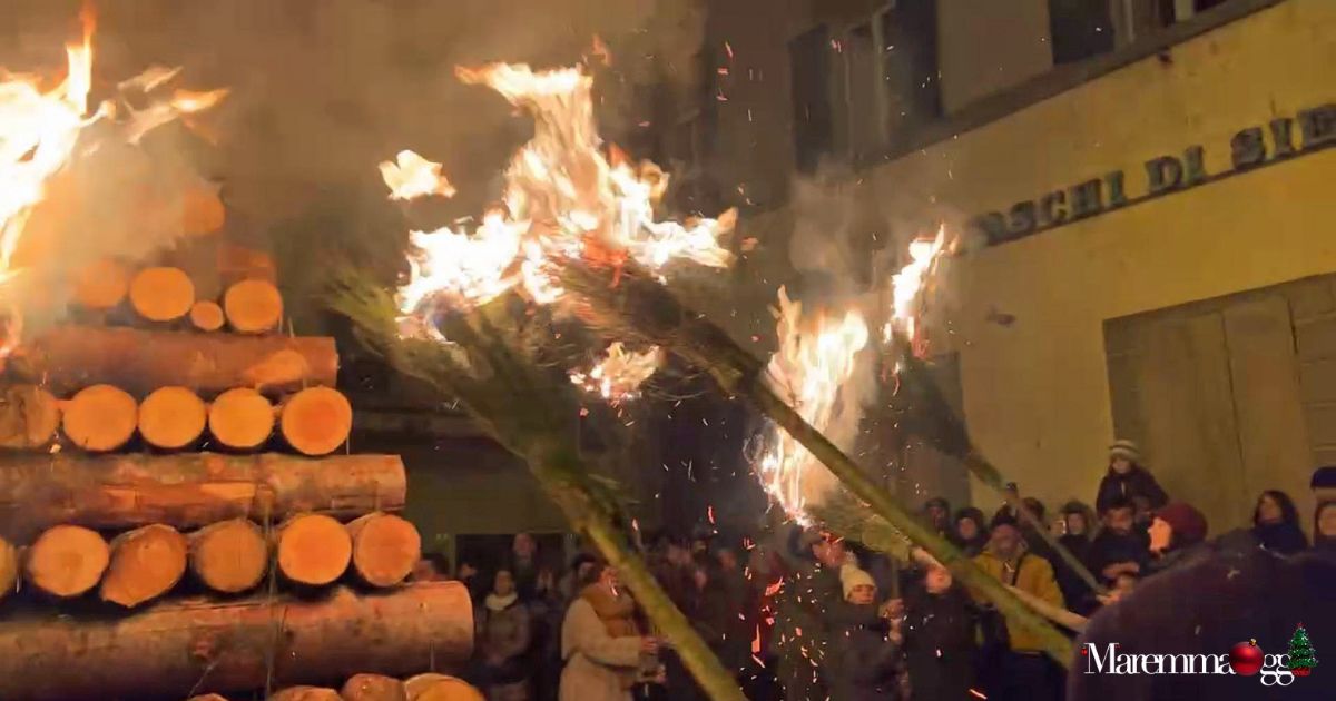 Un'altra immagine della partenza della fiaccolata