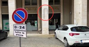 Il posto per disabili che è stato tolto in piazza Duomo