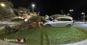 L'auto contro la rotonda in via Sordi