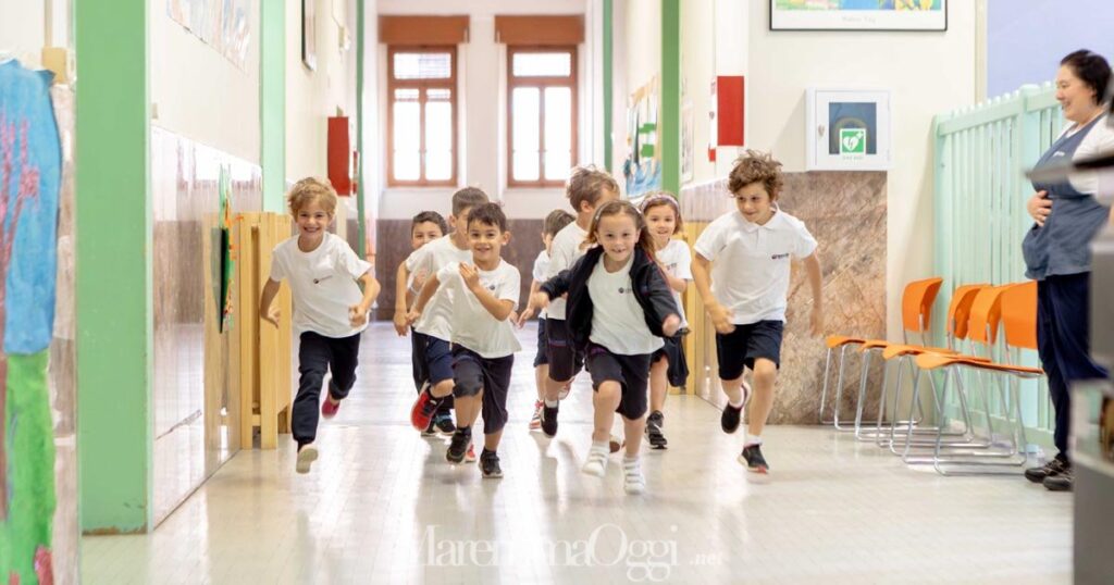 Piccoli alunni delle Scuole Bilingue nella sede di via Saffi