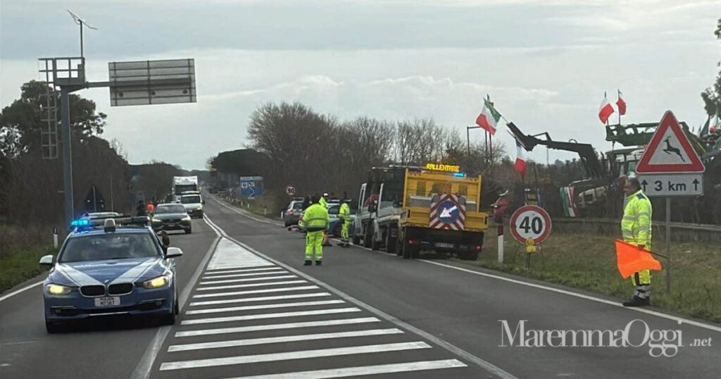 Il corteo dei trattori in partenza da Capalbio sull'Aurelia