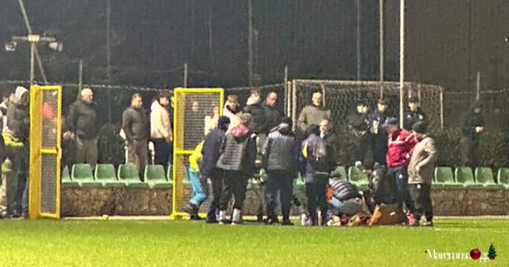 I soccorsi al giovane calciatore dell'Us Orbetello privo di conoscenza dopo aver sbattuto la testa sul campo