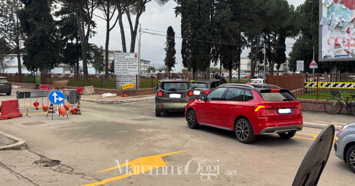 Le auto girano a destra ed entrano nella Cittadella