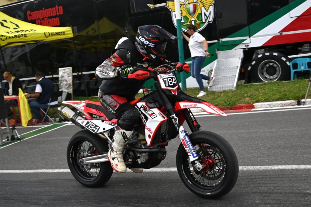 Antonio Lauria in sella alla sua moto enduro