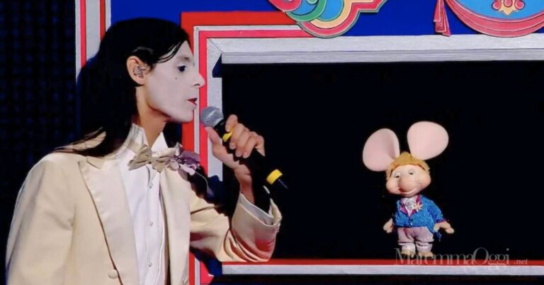 Lucio Corsi con Topo Gigio canta Nel blu dipinto di blu al Festival di Sanremo 2025