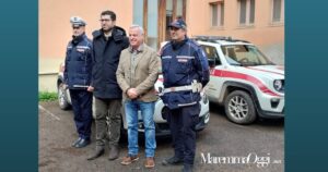 Nel cortile della sede della Polizia Municipale da sinistra il sindaco Matteo Buoncristiani e l'assessore Giorgio Poggetti insieme a due agenti.