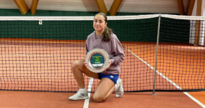 Anna Nerelli posa con il trofeo vinto in Austria nel torneo internazionale under 18