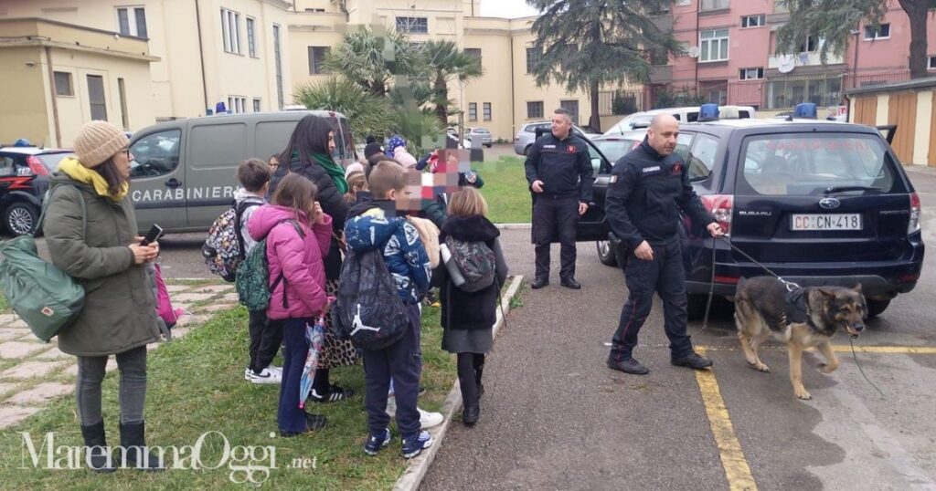 I bambini delle elementari con i carabinieri e Amos