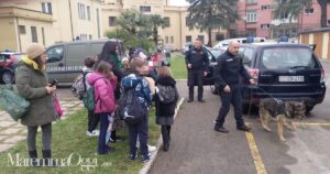 I bambini delle elementari con i carabinieri e Amos