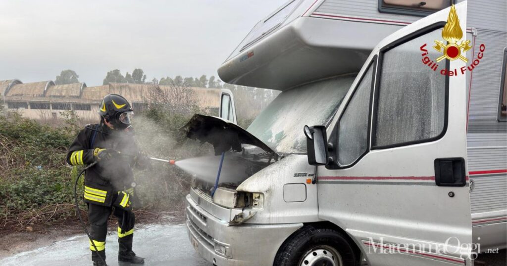 L'intervento sul camper in via Genova dei vigili del fuoco