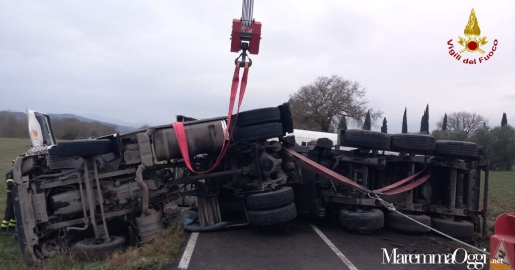 Le difficili operazioni di rimozione del camion sulla strada del Cipressino