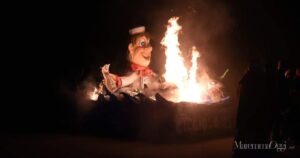 Cicciolo, simbolo del Carnevale di Piombino, brucia nel fuoco