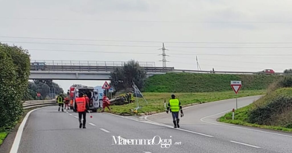 Polizia stradale, carabinieri e soccorritori sull'Aurelia per l'incidente