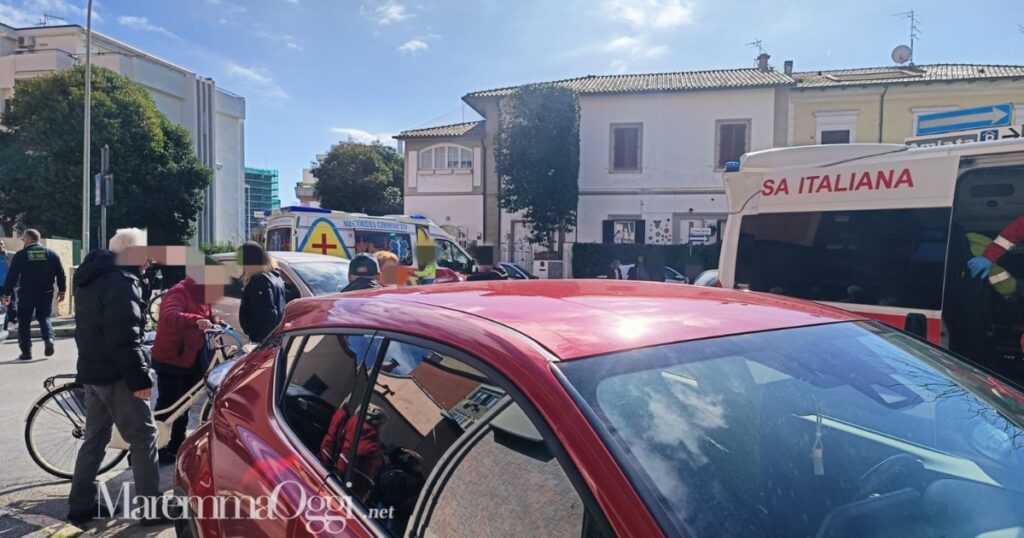 Le ambulanze in via Cesare Battisti nel punto in cui i due anziani sono stati investiti